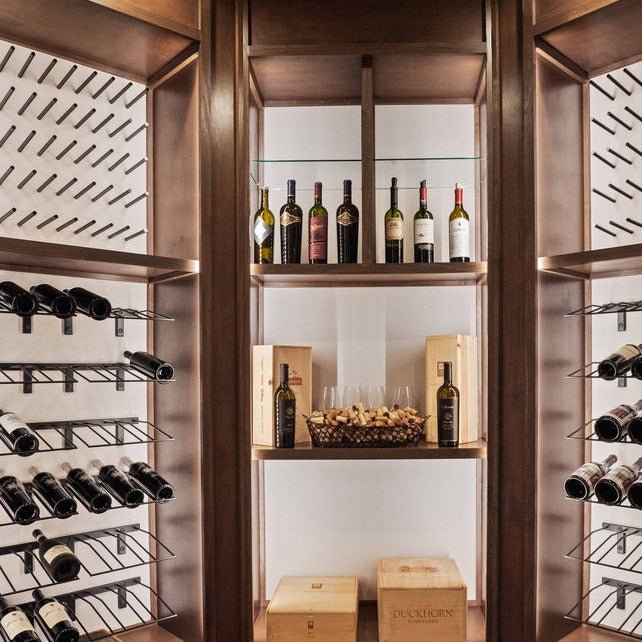 Porte-bouteilles suspendus à un mur