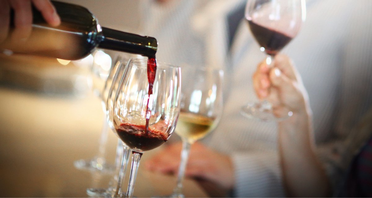 Comment servir le vin : guide complet pour les amateurs et les connaisseurs - Momento Vino